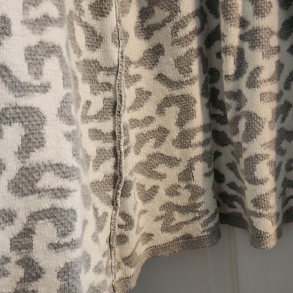 Beautiful Isaac Mizrahi long sweater in gray & cream jaguar pattern - Picture 4 of 4